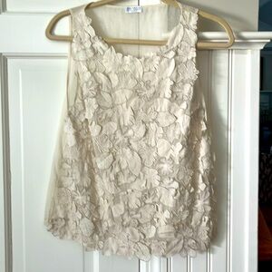 Classic linen gauze appliqué blouse.